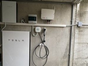 Installazione pannelli solari con batterie accumulo Tesla Monza Brianza