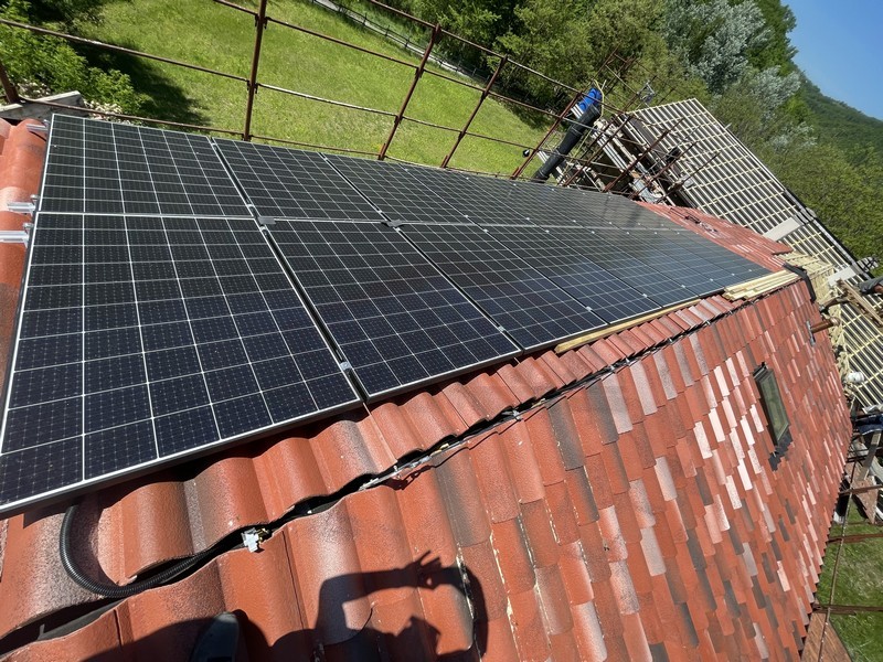 pannelli solari tesla su tetto di villetta1